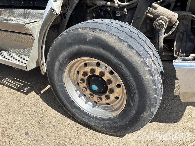 Kenworth Foremost Rival T7 on Kenworth T300 6x4 Vacuum Exc 组合/真空油槽车