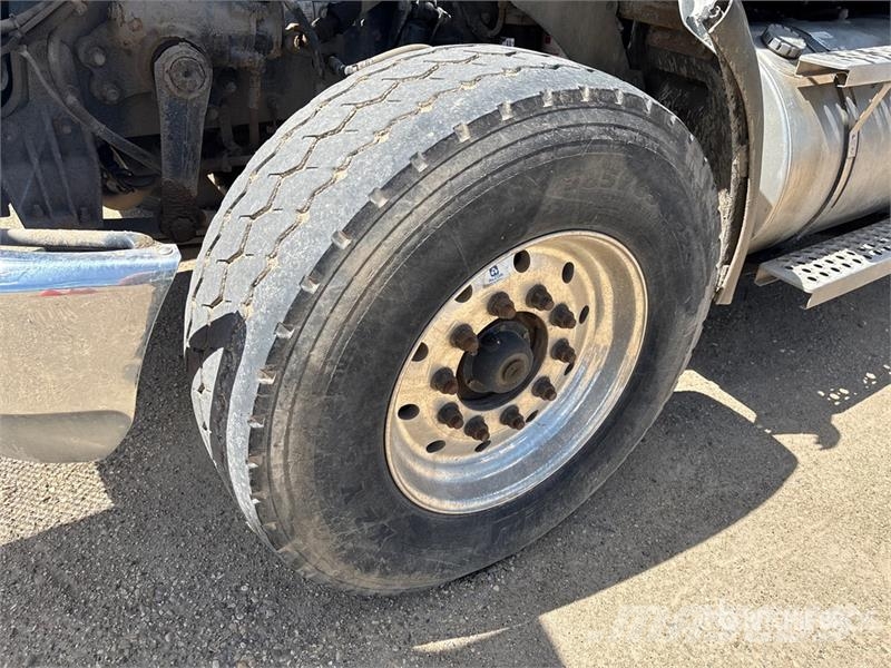 Kenworth Foremost Rival T7 on Kenworth T300 6x4 Vacuum Exc 组合/真空油槽车