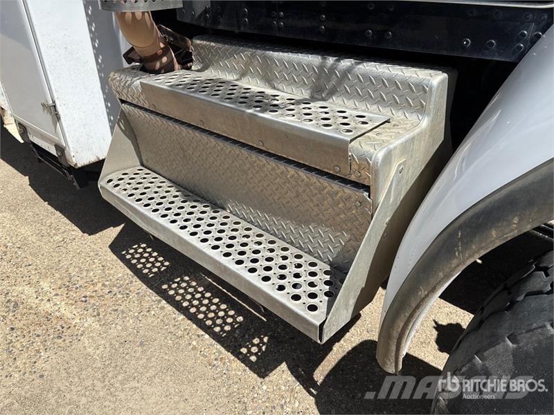 Kenworth Foremost Rival T7 on Kenworth T300 6x4 Vacuum Exc 组合/真空油槽车