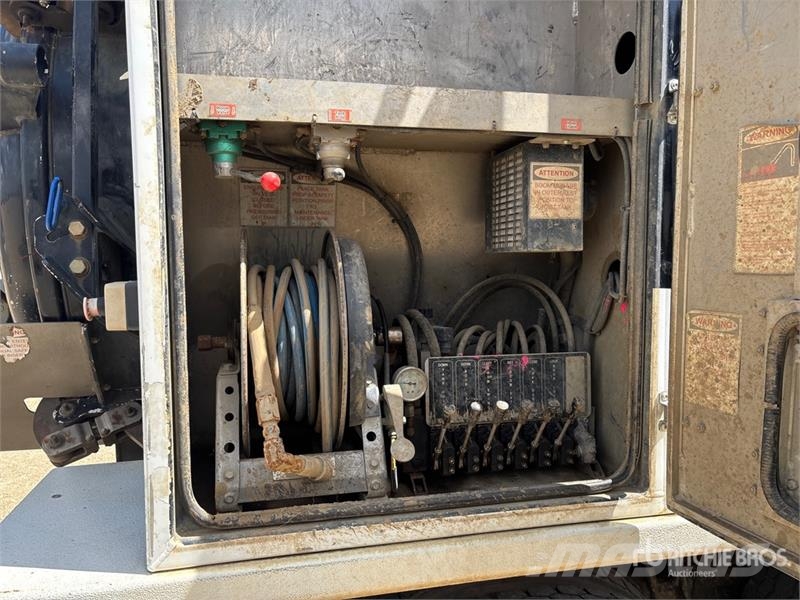 Kenworth Foremost Rival T7 on Kenworth T300 6x4 Vacuum Exc 组合/真空油槽车