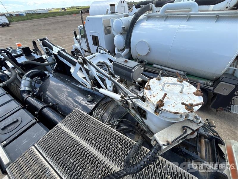 Kenworth Foremost Rival T7 on Kenworth T300 6x4 Vacuum Exc 组合/真空油槽车