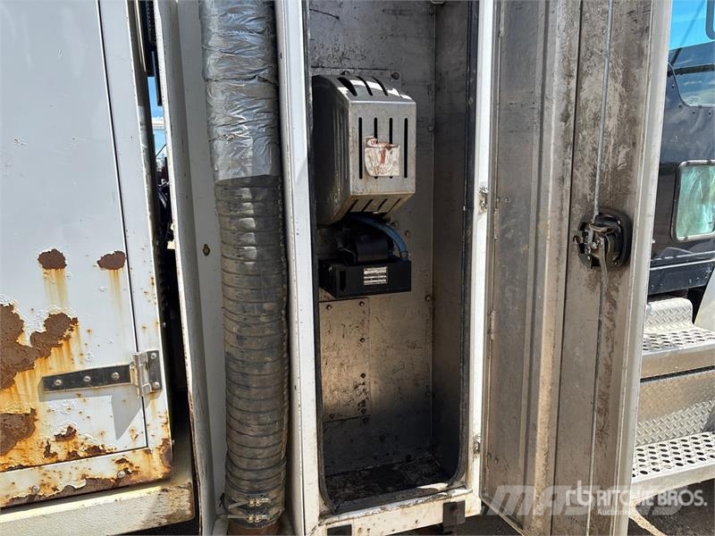 Kenworth Foremost Rival T7 on Kenworth T300 6x4 Vacuum Exc 组合/真空油槽车