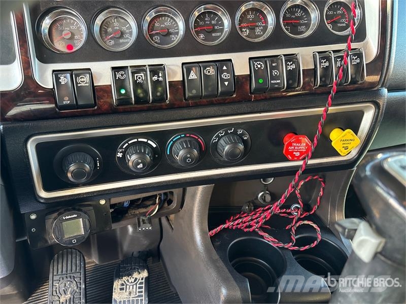 Kenworth Hiab 211 E P-5 HiDuo 6900 kg Knuckle Boom on Kenw Autogru