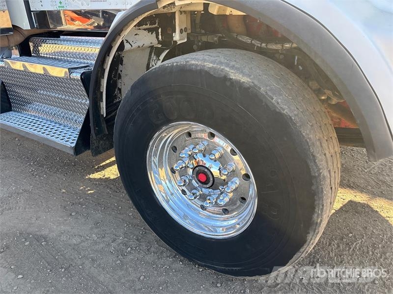 Kenworth Hiab 211 E P-5 HiDuo 6900 kg Knuckle Boom on Kenw Autogru