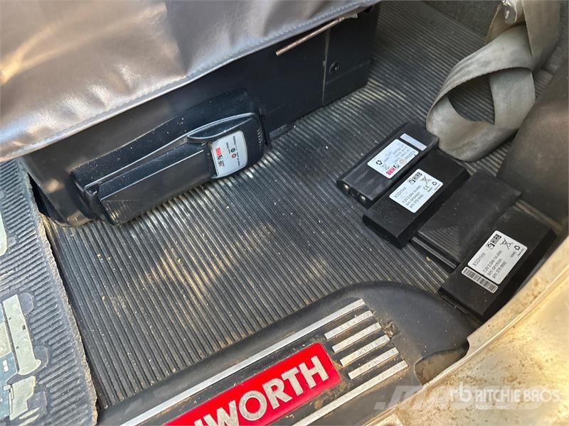 Kenworth Hiab 211 E P-5 HiDuo 6900 kg Knuckle Boom on Kenw Autogru