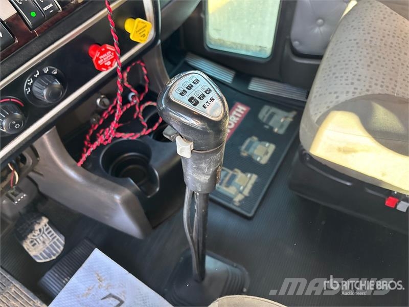 Kenworth Hiab 211 E P-5 HiDuo 6900 kg Knuckle Boom on Kenw Autogru