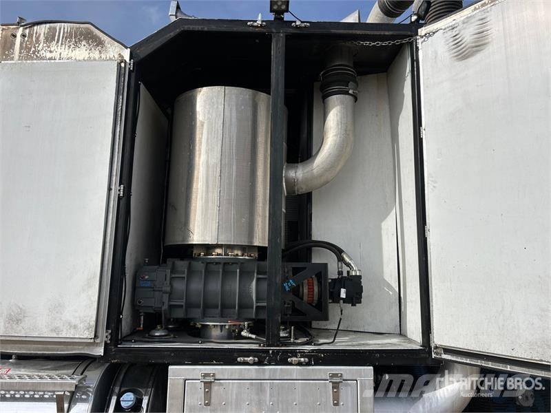 Kenworth SmartVac on  Kenworth T370 4x4 Vacuum Tanker Truck Kombinētās vakumsūkņa mašīnas