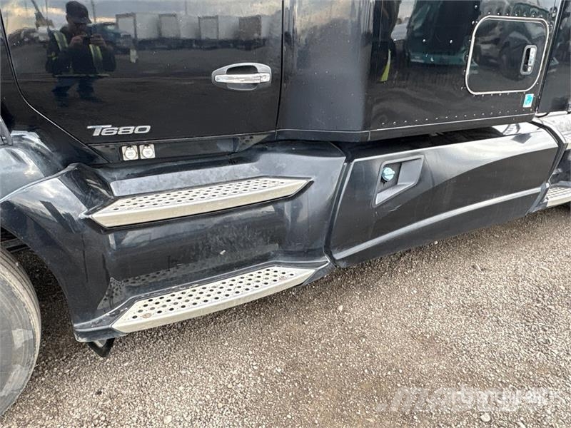 Kenworth T-680 6x4 T/A Sleeper Truck Tractor Vilcēji