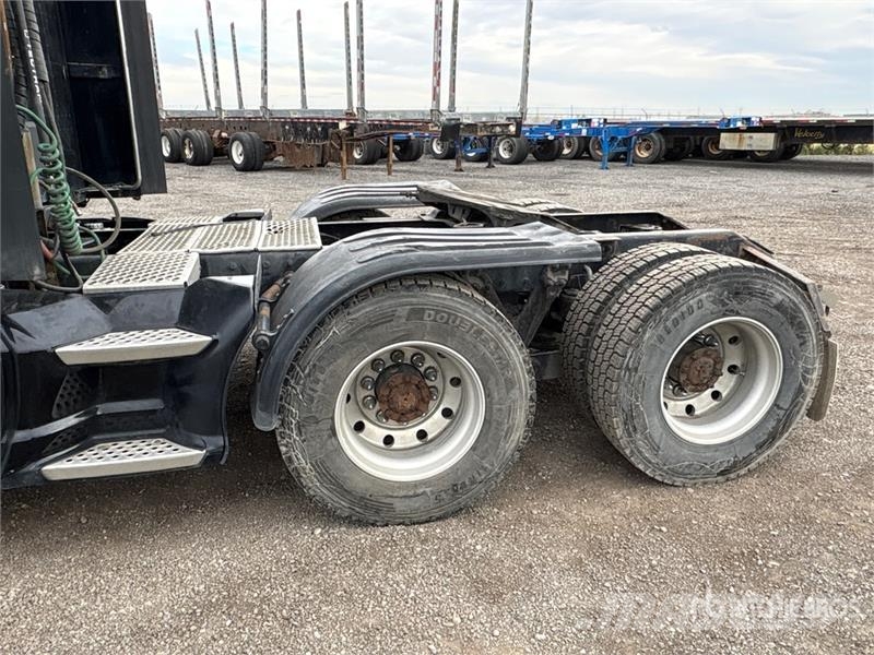 Kenworth T-680 6x4 T/A Sleeper Truck Tractor Vilcēji