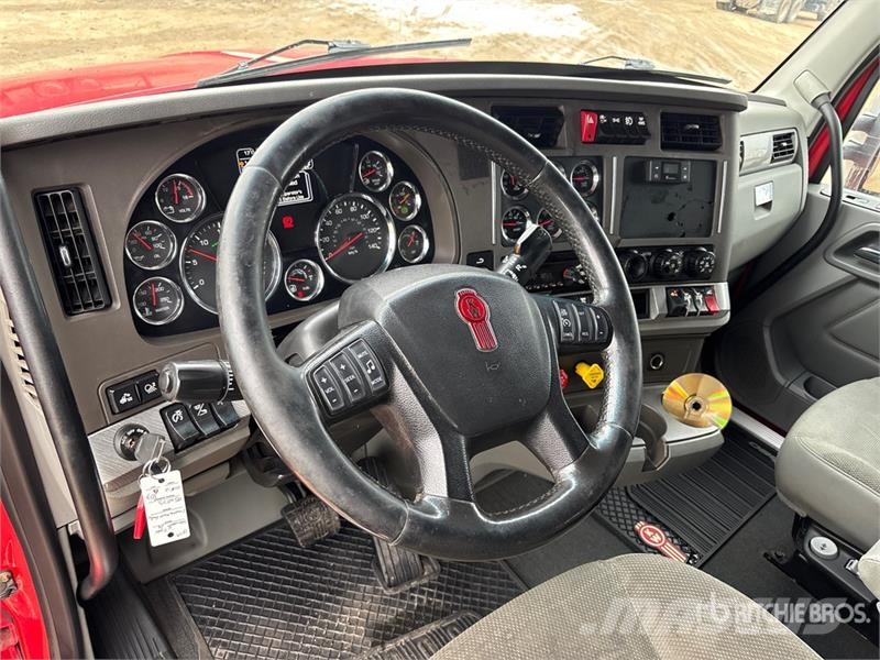 Kenworth T-680 6x4 T/A Day Cab Truck Tractor Vlačilci