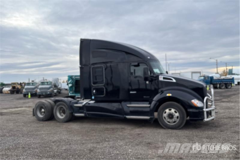 Kenworth T-680 6x4 T/A Sleeper Truck Tractor Vilcēji