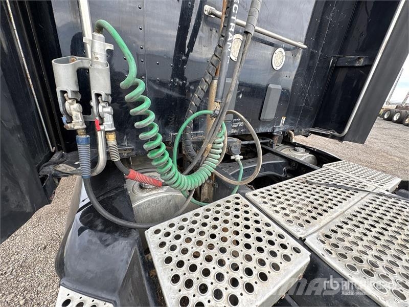 Kenworth T-680 6x4 T/A Sleeper Truck Tractor Vilcēji