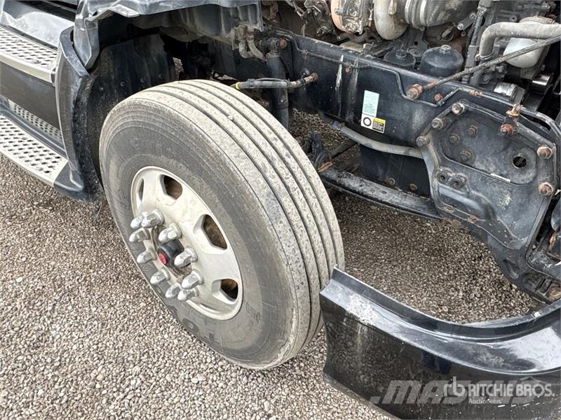 Kenworth T-680 6x4 T/A Sleeper Truck Tractor Vilcēji