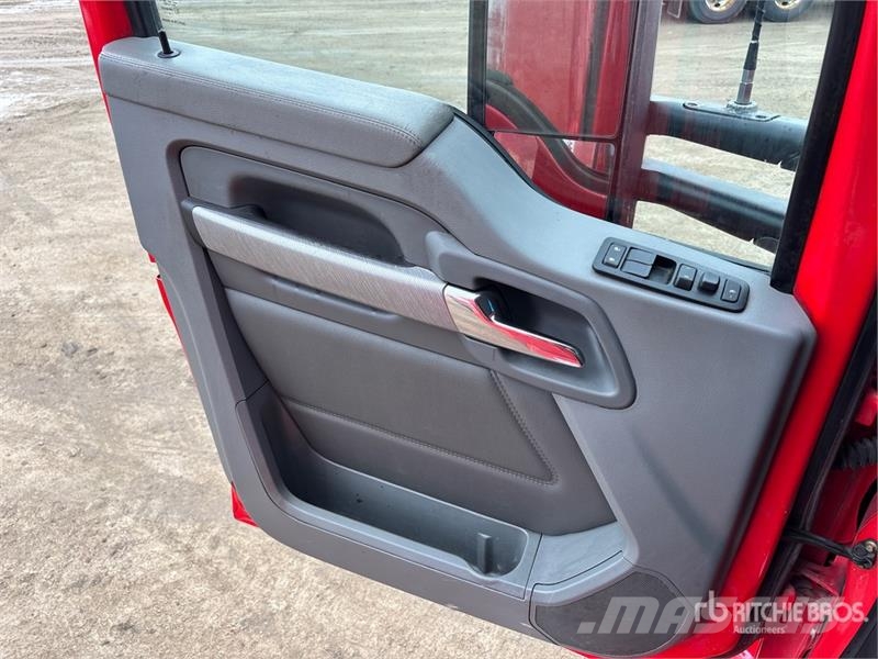 Kenworth T-680 6x4 T/A Day Cab Truck Tractor Vlačilci
