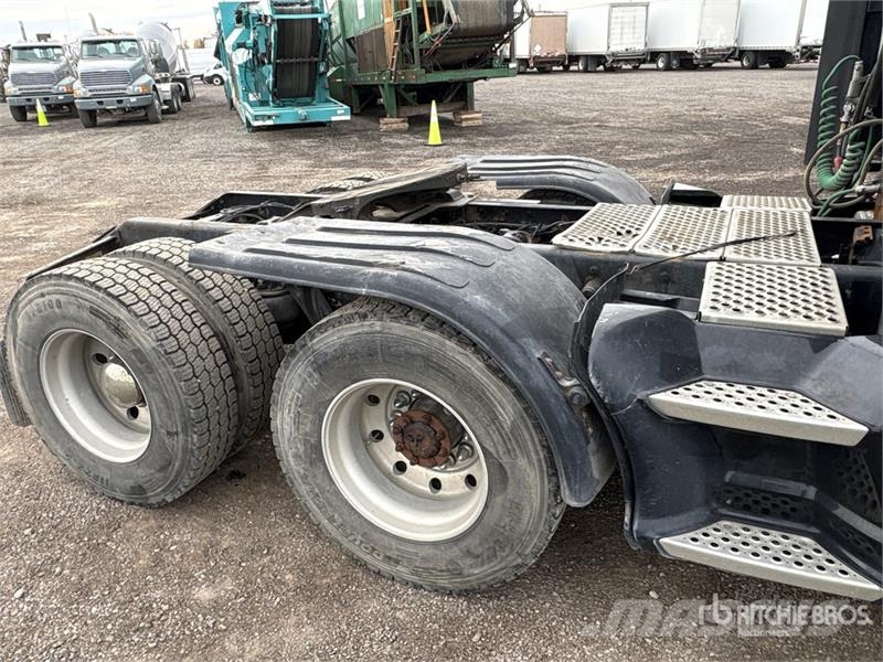 Kenworth T-680 6x4 T/A Sleeper Truck Tractor Vilcēji