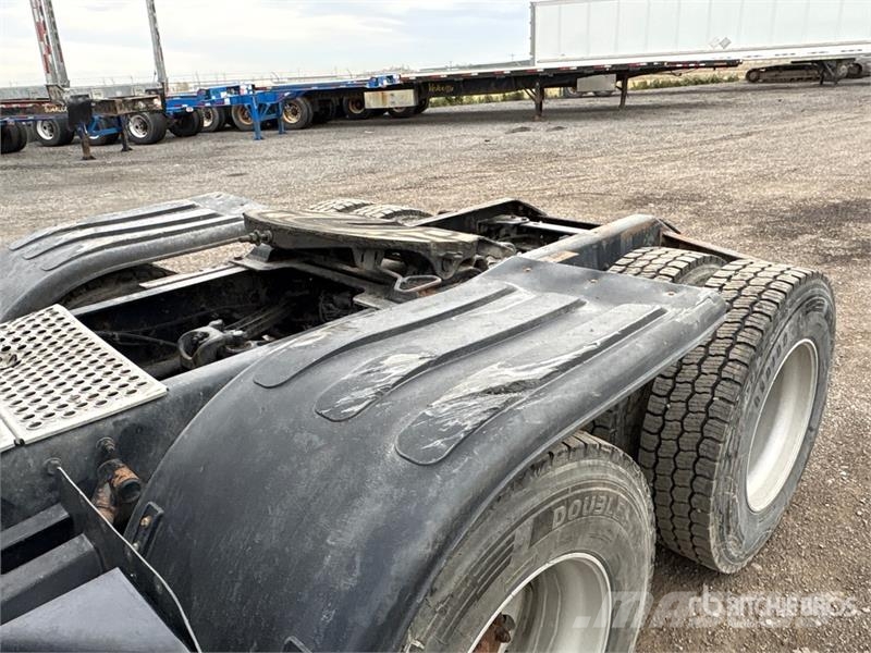 Kenworth T-680 6x4 T/A Sleeper Truck Tractor Vilcēji