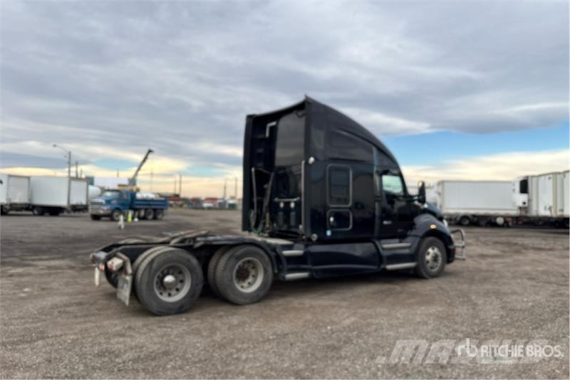 Kenworth T-680 6x4 T/A Sleeper Truck Tractor Vilcēji
