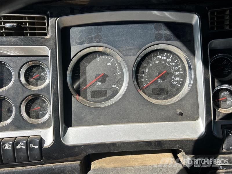 Kenworth T800 6x4 Cab and Chassis كابينة والداخلية