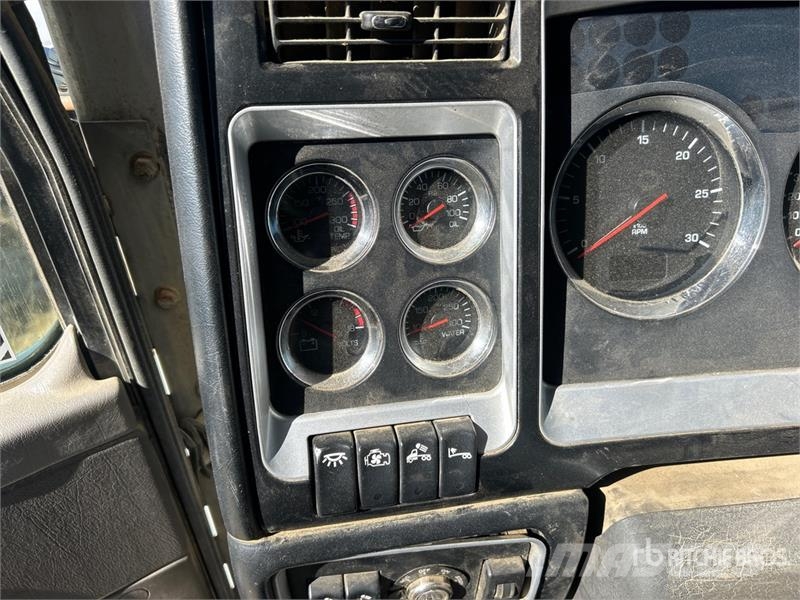 Kenworth T800 6x4 Cab and Chassis كابينة والداخلية