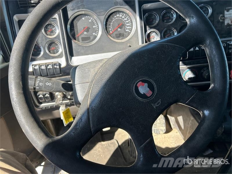 Kenworth T800 6x4 Cab and Chassis كابينة والداخلية