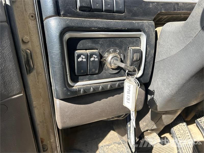 Kenworth T800 6x4 Cab and Chassis كابينة والداخلية