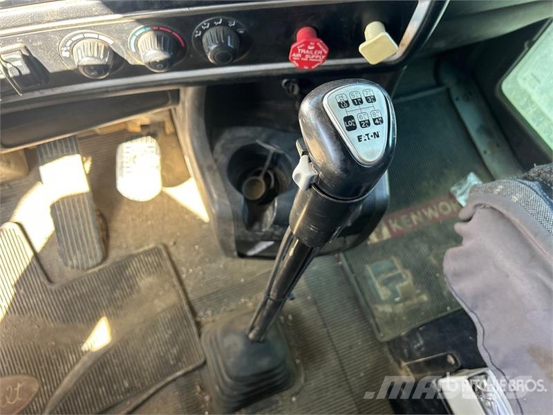 Kenworth T800 6x4 Cab and Chassis كابينة والداخلية