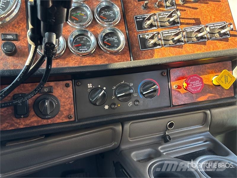 Kenworth T800 8x6 Sleeper Hooklift Truck Камиони с кран с кука