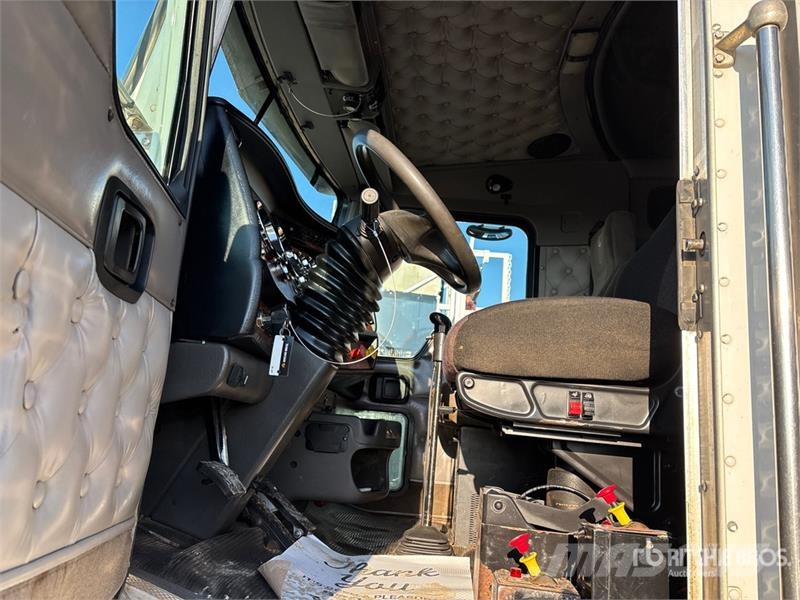 Kenworth T800 8x6 Sleeper Hooklift Truck Камиони с кран с кука
