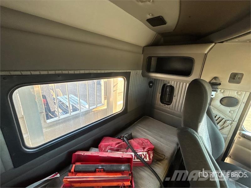Kenworth T800 8x6 Sleeper Hooklift Truck Камиони с кран с кука