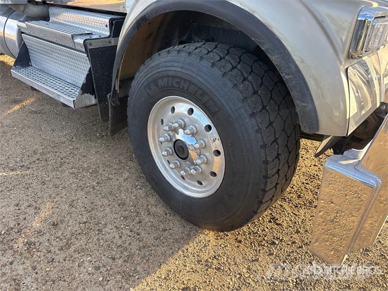 Kenworth W900 牵引车