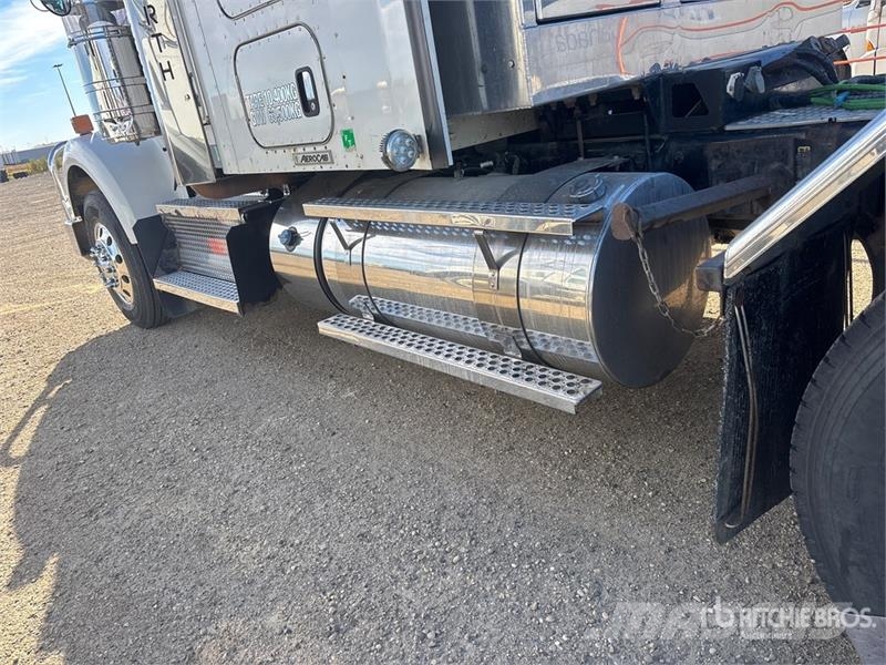 Kenworth W900 牵引车