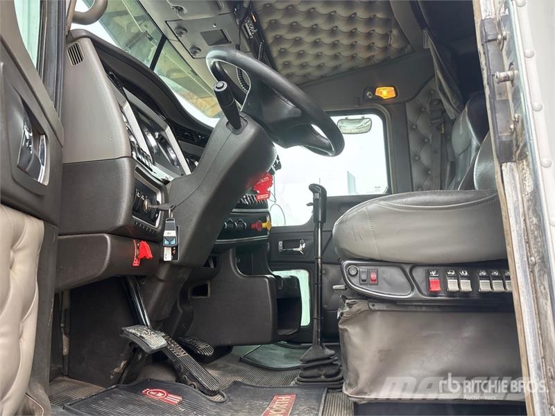 Kenworth W900 牵引车