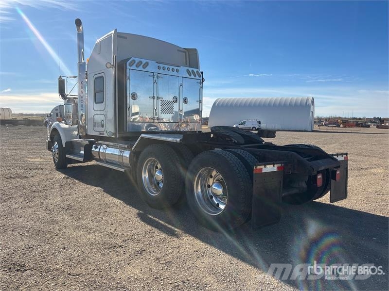 Kenworth W900 牵引车