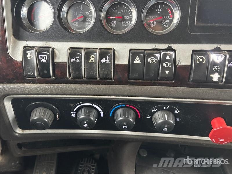 Kenworth W900 牵引车