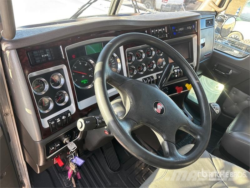 Kenworth W900 牵引车