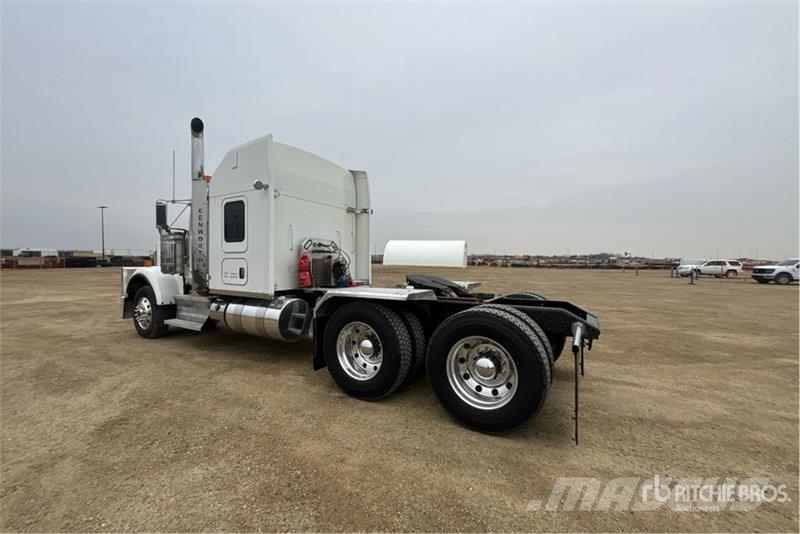 Kenworth W900 牵引车