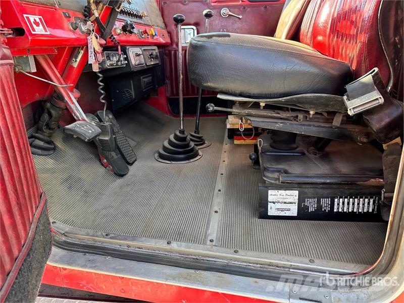 Kenworth W900 6x4 270 in WB Bed Truck Camion con sponde ribaltabili