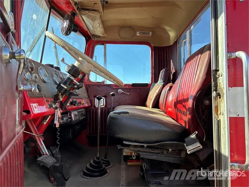 Kenworth W900 6x4 270 in WB Bed Truck Camion con sponde ribaltabili
