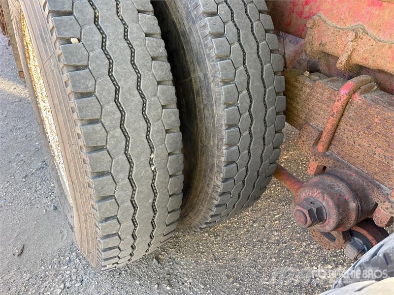 Kenworth W900 6x4 270 in WB Bed Truck Camion con sponde ribaltabili