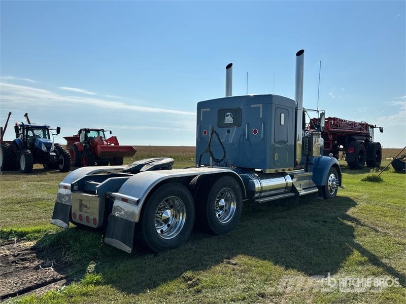 Kenworth W900B Vetopöytäautot