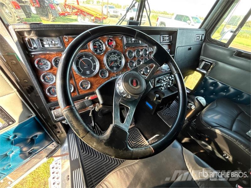 Kenworth W900B Vetopöytäautot