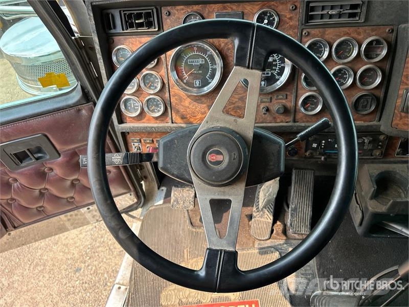Kenworth W900L Vetopöytäautot