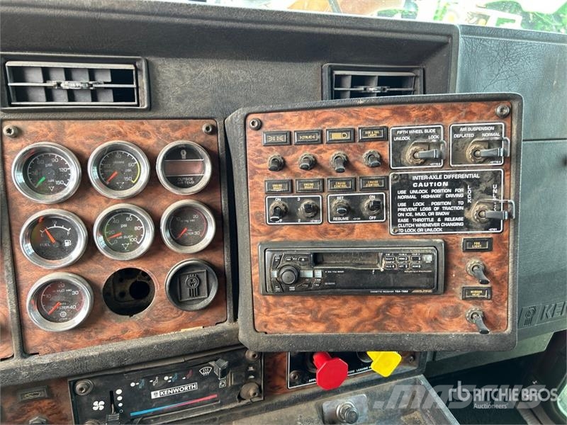 Kenworth W900L Vetopöytäautot