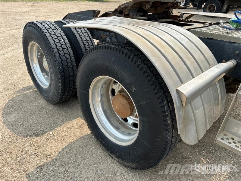 Kenworth W900L Vetopöytäautot