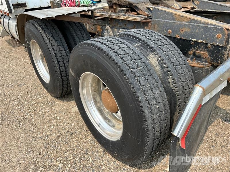 Kenworth W900L Vetopöytäautot