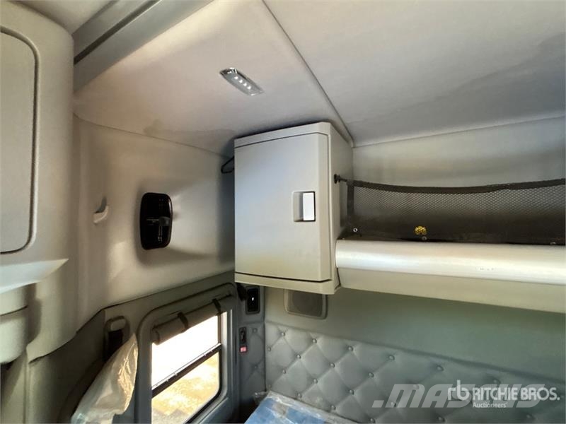 Kenworth W990 6x4 Heavy Haul T/A Sleeper Truck Tractor 中古トラクターヘッド | トレーラーヘッド
