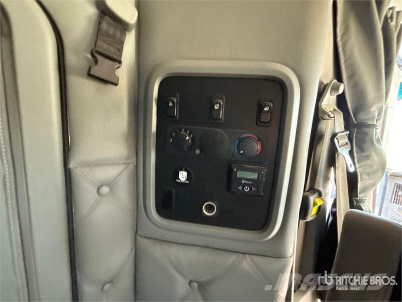 Kenworth W990 6x4 Heavy Haul T/A Sleeper Truck Tractor 中古トラクターヘッド | トレーラーヘッド