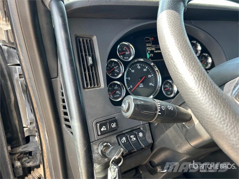 Kenworth W990 6x4 T/A Sleeper Truck Tractor Vetopöytäautot