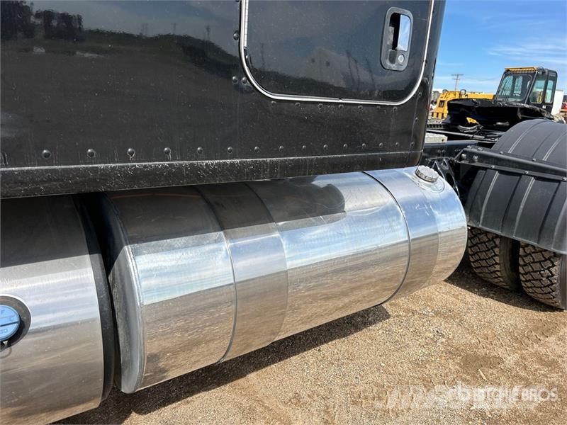 Kenworth W990 6x4 T/A Sleeper Truck Tractor Vetopöytäautot