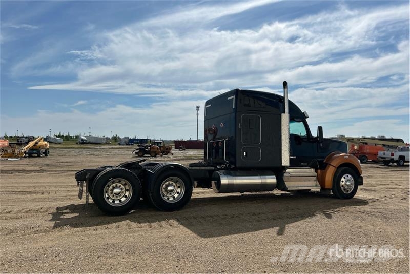 Kenworth W990 6x4 T/A Sleeper Truck Tractor Vetopöytäautot